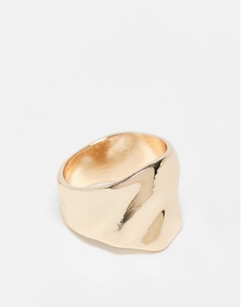 Curve ring with hammered texture in gold tone