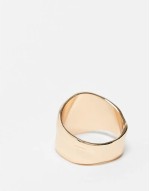 Curve ring with hammered texture in gold tone