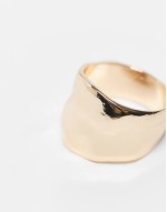 Curve ring with hammered texture in gold tone