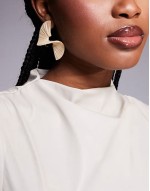 fariasun fan statement earrings in straw