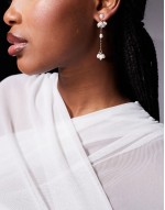latitarsus daisy pearl earrings in gold